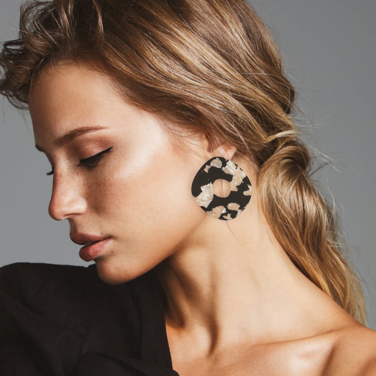 Mingled - Roca Big Statement Studs - Black & White Pearl